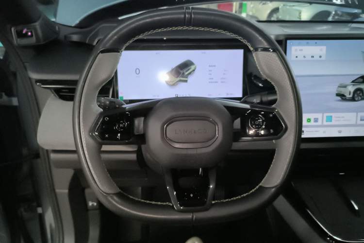 Used Lynk & Co 08 EM-P 2025 220 km All-Wheel-Drive Performance Halo
