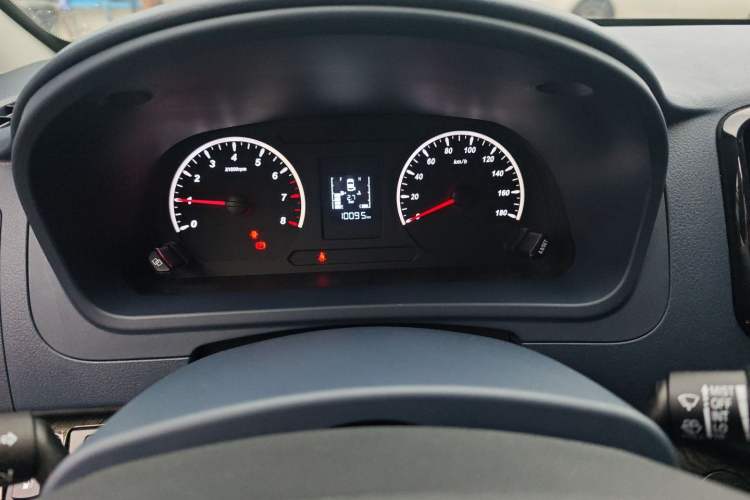 Used FORTHING Lingzhi PLUS 2023 2.0L Manual Luxury CNG 7-Seater
