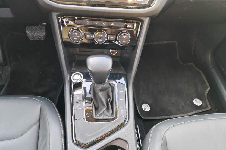 Used Volkswagen Tiguan L 2019 Updated Version 330TSI Automatic Two-Wheel Drive Panoramic Comfort Edition China VI Standard
