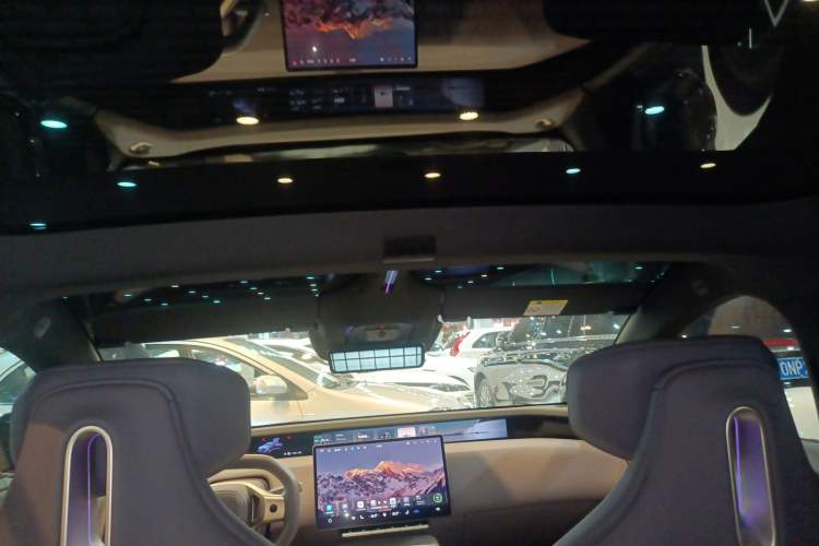 Used  12 2023 700 Three-Laser Rear-Wheel Drive Luxury Edition
