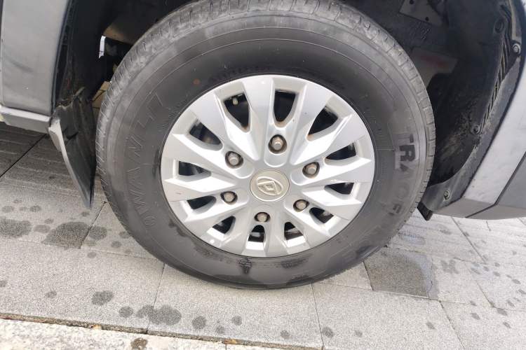 Used SAIC MAXUS Xintu V90 2022 2.0T Manual Zhiyun King Rear-Drive Short Wheelbase Mid-Roof Design with Single Rear Tire and 6 Seats