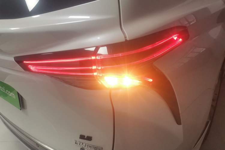 Used Toyota Sienna 2024 2.5L Hybrid Luxury Edition