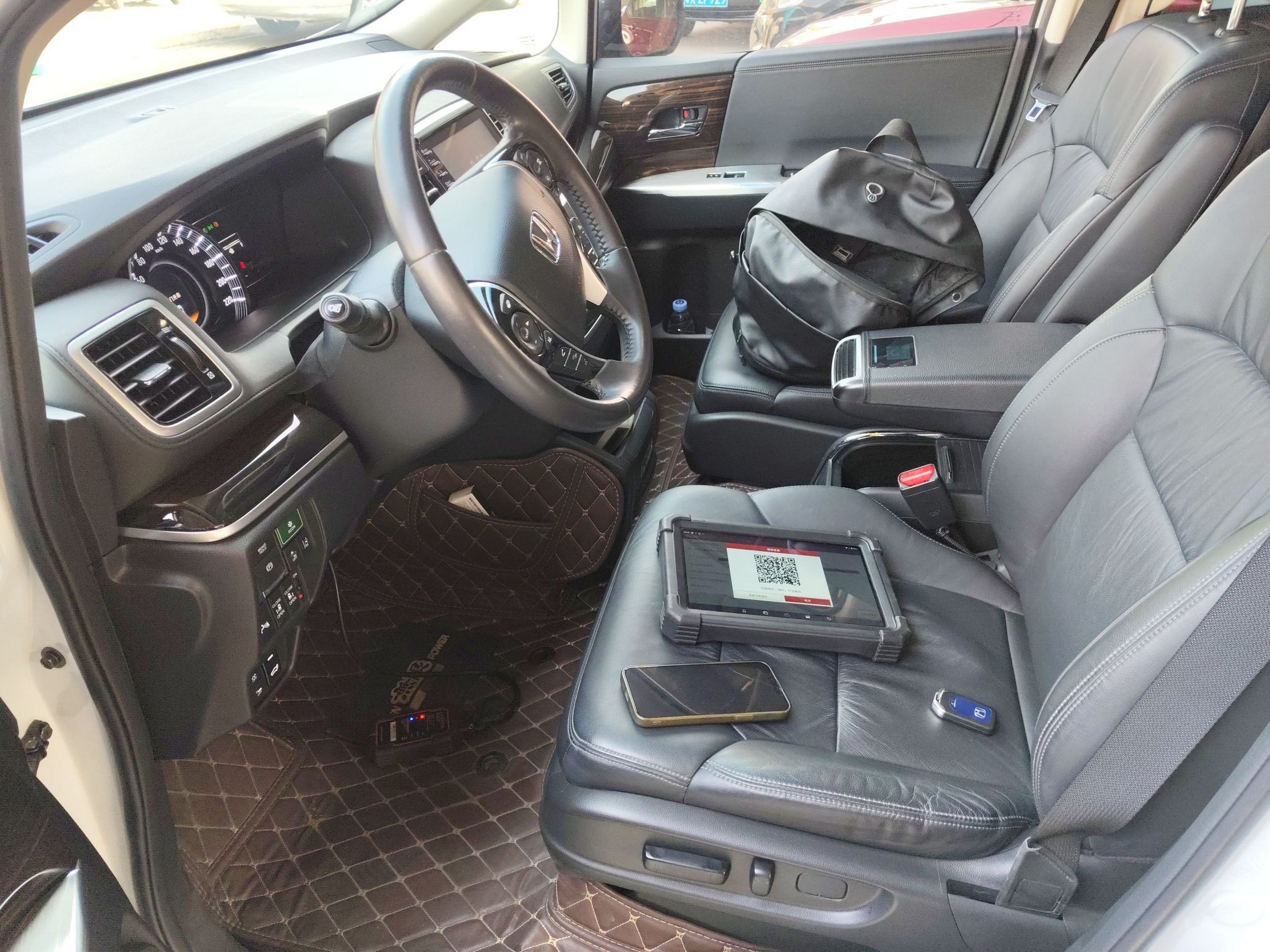 Переднее сиденье в автомобиле