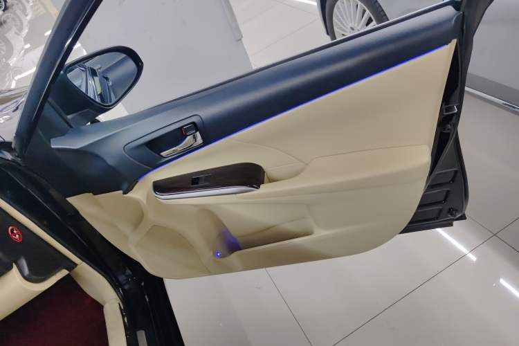 Used Toyota Camry 2015 Dual-Engine 2.5 HG Luxury Navigation Edition
