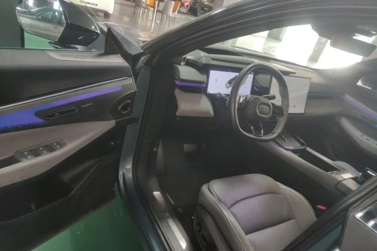 Used Lynk & Co 08 EM-P 2025 220 km All-Wheel-Drive Performance Halo
