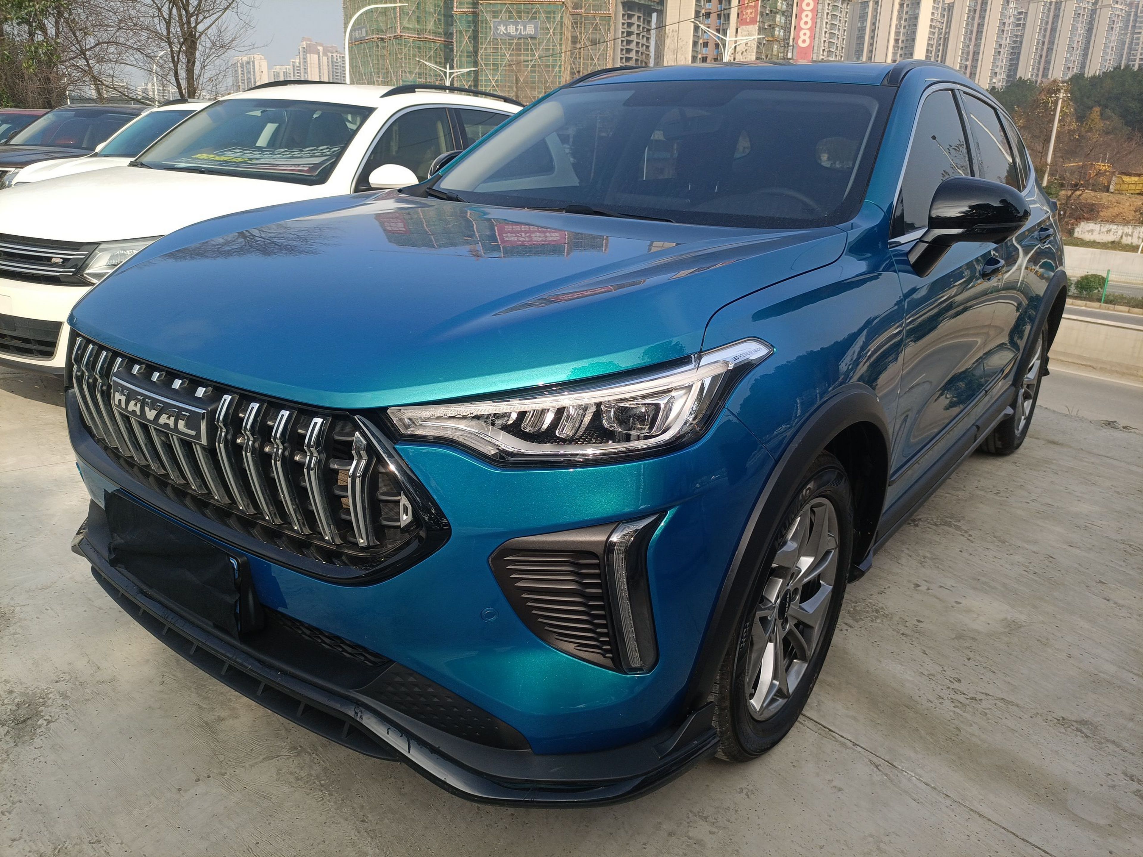 تحت مقدمة السيارة