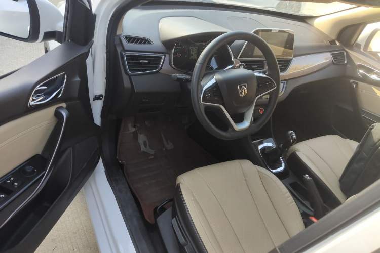 Used Baojun 310W 2017 1.5L Manual Fashion Model China V
