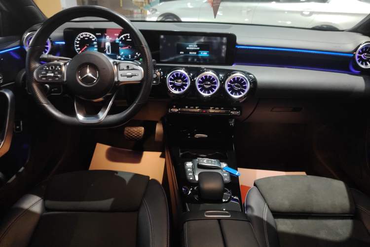 Used Mercedes-Benz A-Class 2022 Revised Version A 200 L Sport Sedan Fashionable Style
