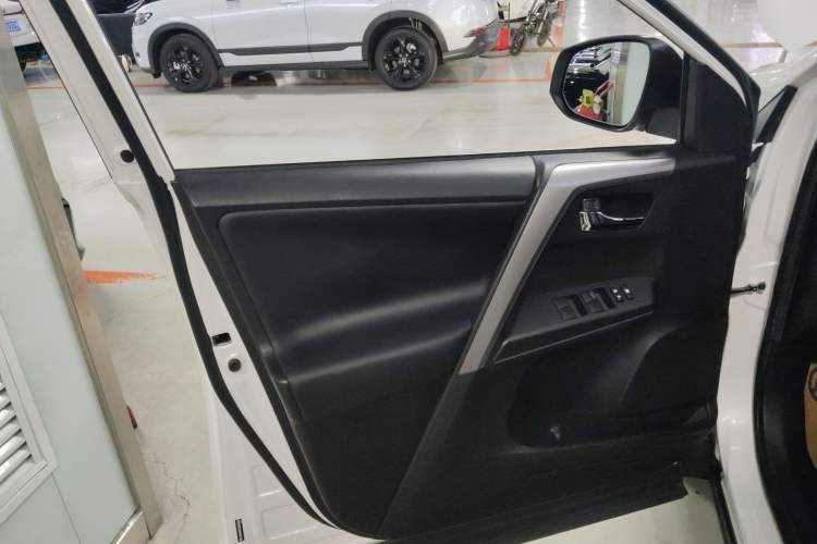 Used Toyota RAV4 2016 2.0L CVT 4x4 New Edition China V Standard
