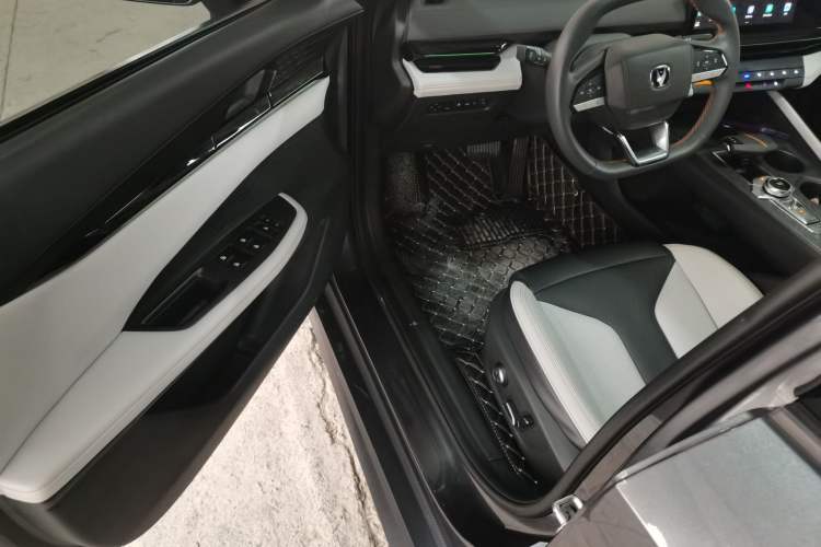 Used Changan UNI-V iDD 2024 Blue Whale Smart Electric iDD 136km Luxury Model
