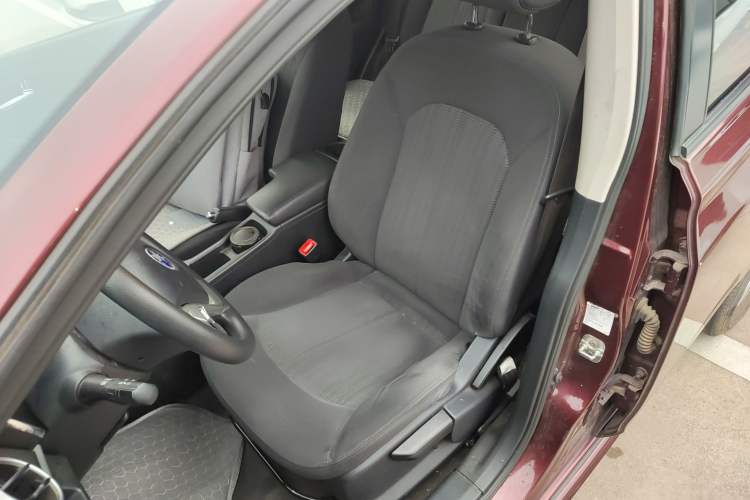 Used Venucia T70 2015 2.0L Manual RuiQu Version
