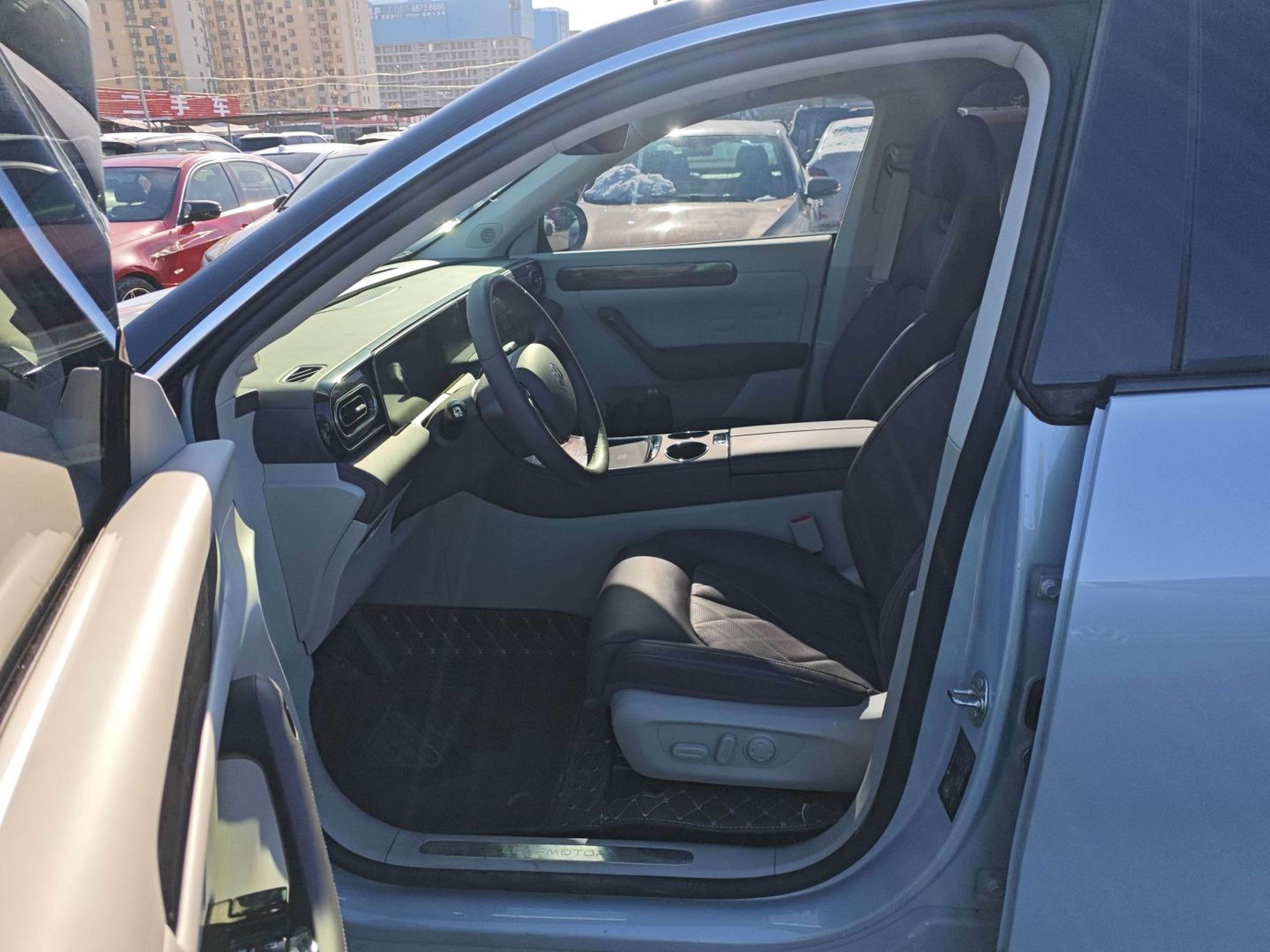 المقاعد الأمامية داخل السيارة