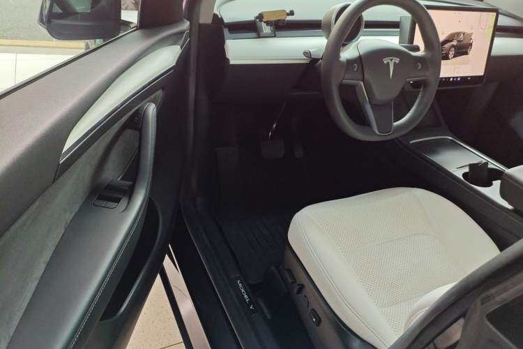 Used Tesla Model Y 2022 Long-Range All-Wheel-Drive Version