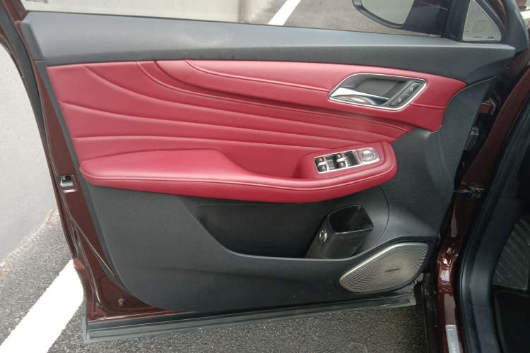 Used MG HS 2018 30T Automatic Two-Wheel Drive Trophy Edition—High-Octane V-Model
