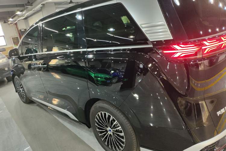 Used Denza D9 2025 DM-i Smart Drive 1020 Four-Wheel Drive Deluxe Model
