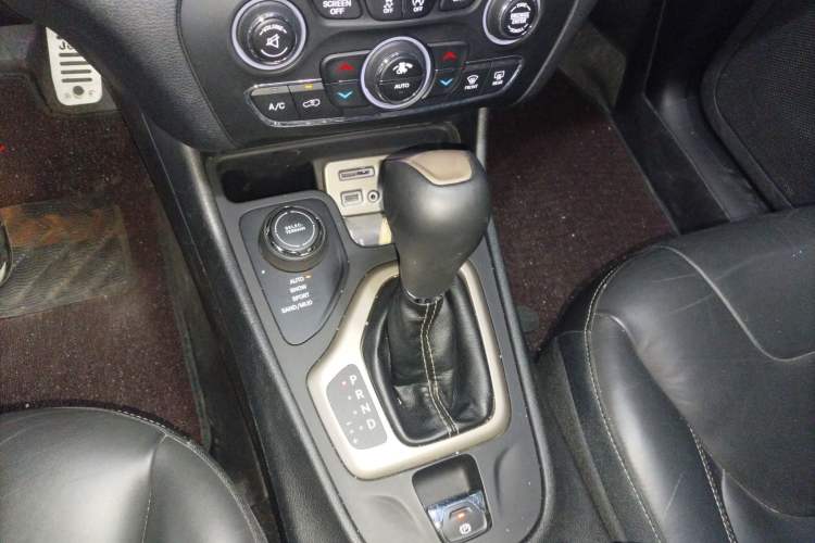 Used  Cherokee 2016 2.4L Superior Edition