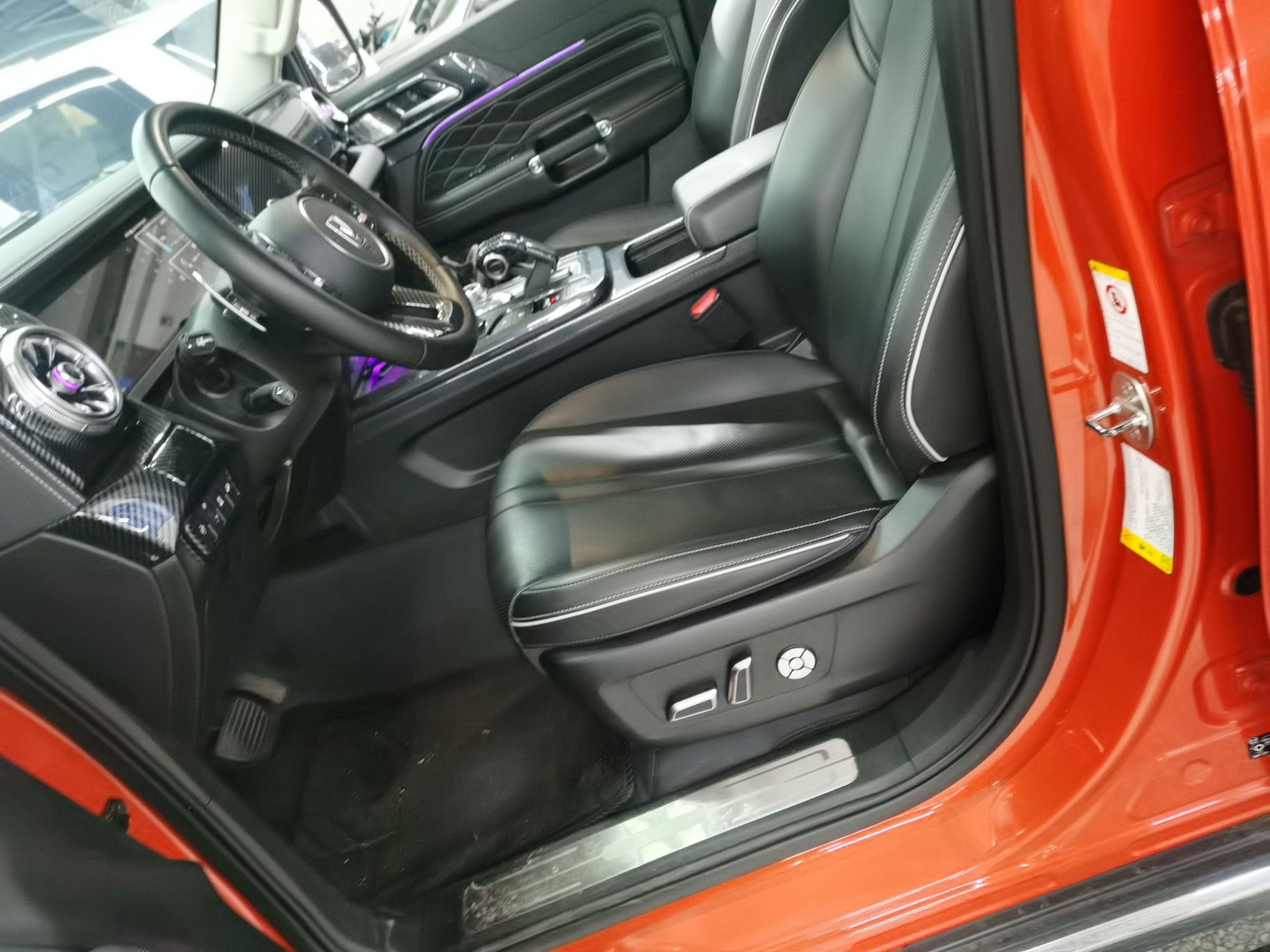 المقاعد الأمامية داخل السيارة