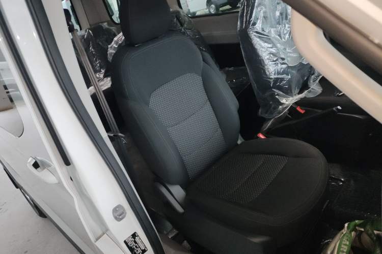 Used SAIC MAXUS Xintu V90 2022 2.0T Automatic Zhiyun King Rear-Drive Long Wheelbase High-Roof Design with Single Rear Tire—6/7 Seater
