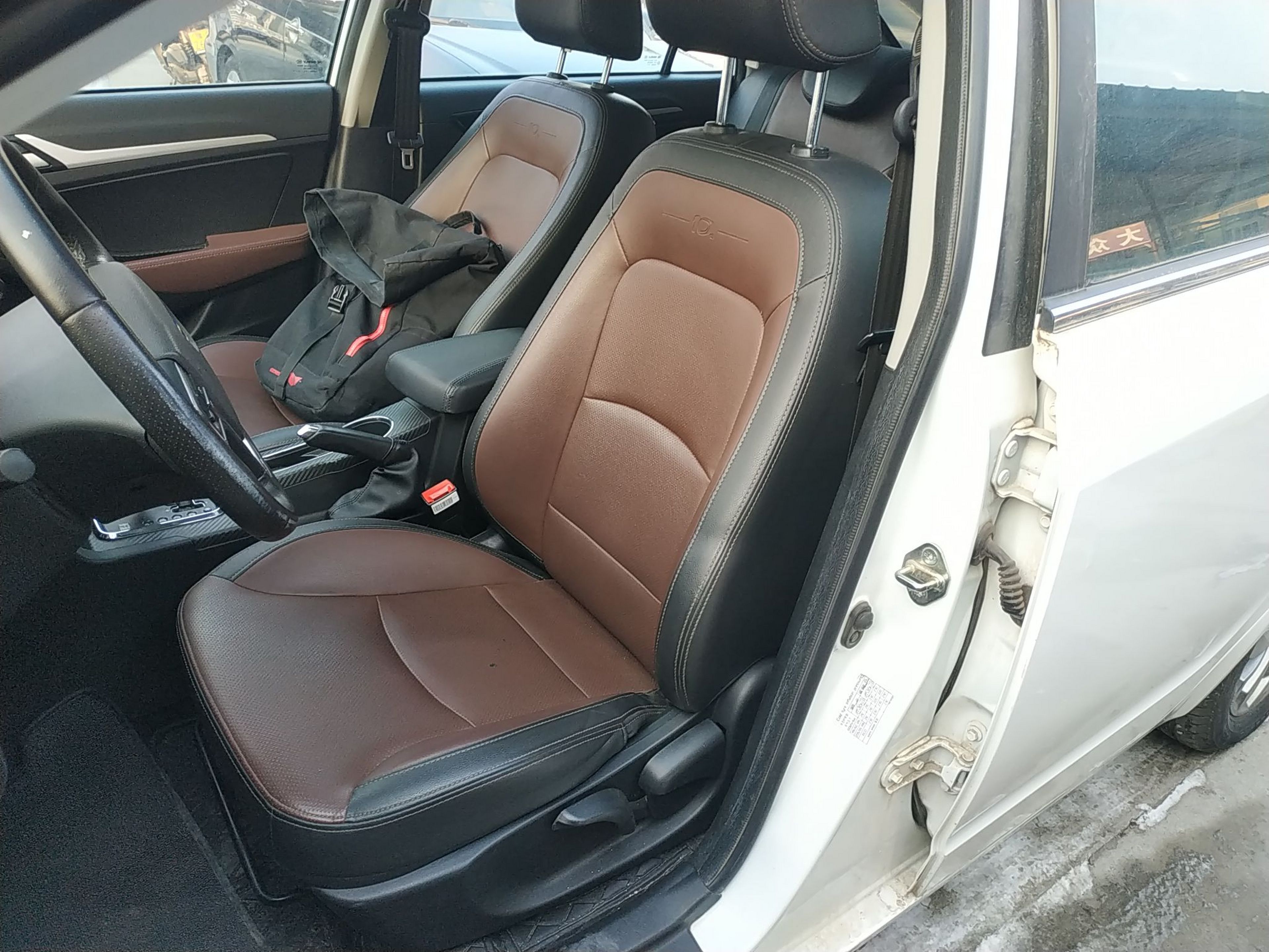 المقاعد الأمامية داخل السيارة