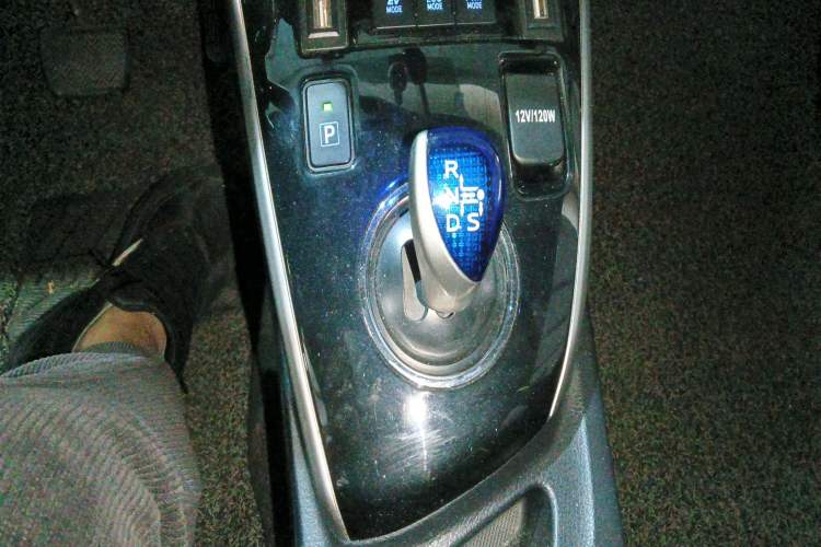 Used Toyota Levin 2016 Dual-Engine 1.8H GS E-CVT Elite Model with Sunroof
