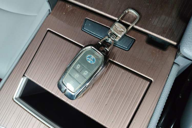 Used Toyota Granvia 2023 2.5L Hybrid Luxury Edition
