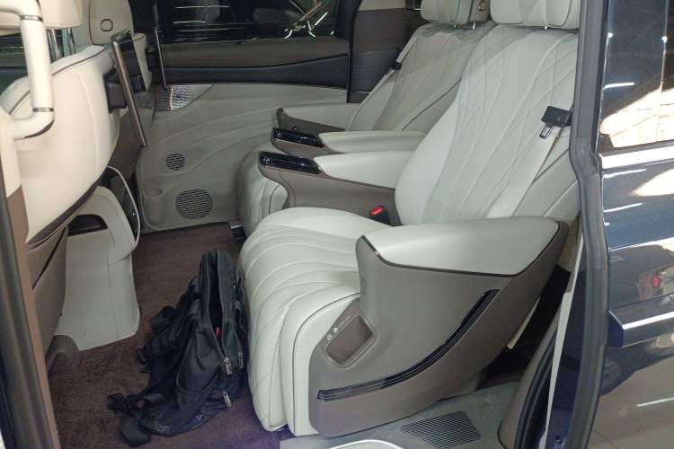 Used Denza D9 2022 DM-i 970 Four-Wheel Drive Flagship Model
