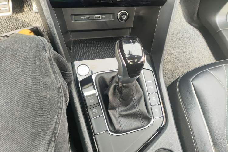 Used Volkswagen Tiguan L 2024 Outstanding Model 330TSI Automatic Two-Wheel Drive R-Line Dragon Glory Edition
