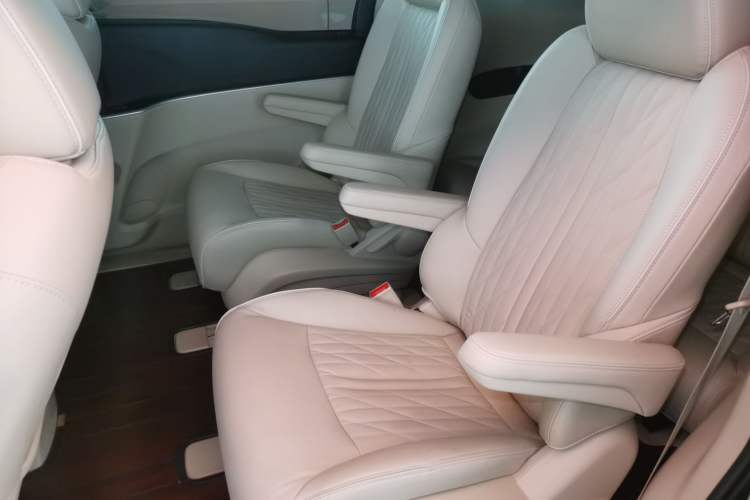 Used Buick GL8 2023 Facelifted Land Cruiser Executive Luxury Version
