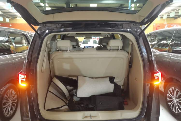 Used Buick GL8 2023 Facelifted Land Cruiser Executive Luxury Version