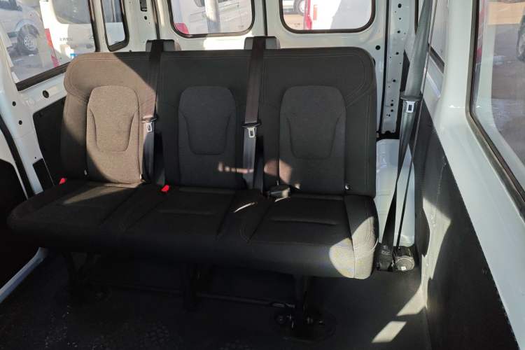 Used JMC Fushun 2023 2.0T Automatic Short-Wheelbase Mid-Top Commercial Multi-Purpose 6-Seater Passenger Vehicle
