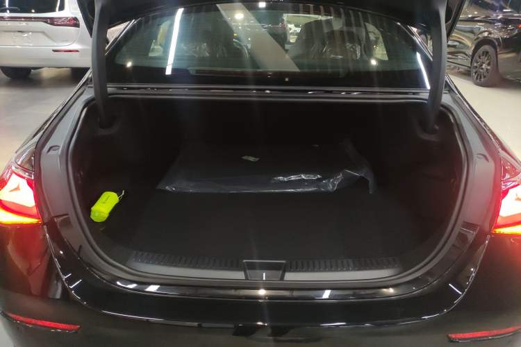 Used Mercedes-Benz E-Class New Energy 2024 E 350 e L Plug-in Hybrid Sedan