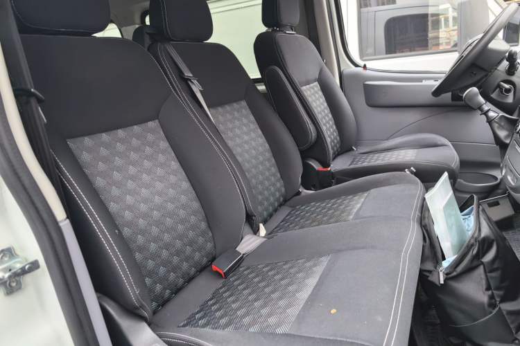 Used SAIC MAXUS Xintu V80 2019 2.5T Classic Model 6-Speed Manual – Aoyuntong Modified Version Short Wheelbase Ultra-Low Roof 5/6 Seats