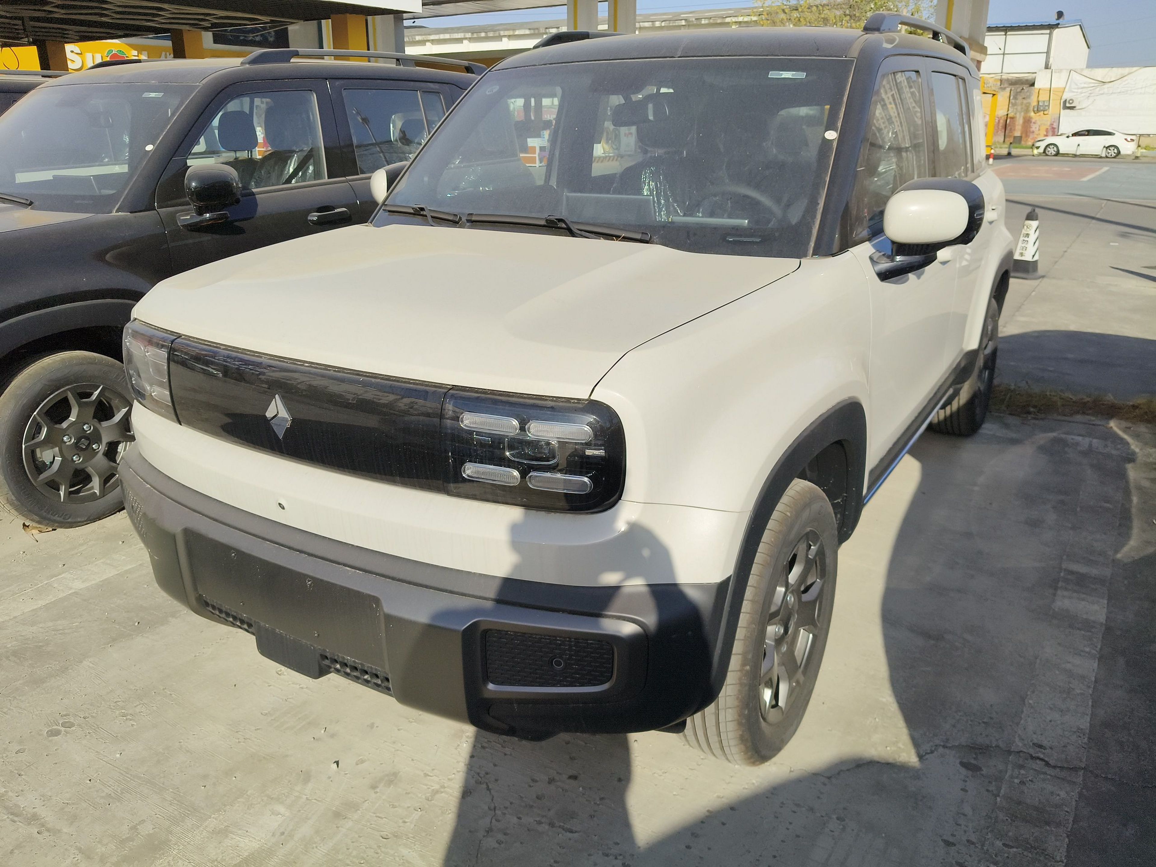 تحت مقدمة السيارة