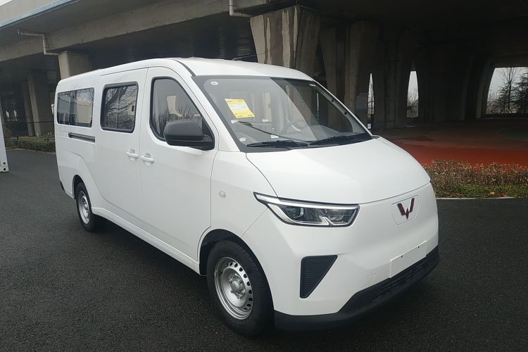 Used Wuling Yangguang 2024 300KM Comfort Version Passenger Van 75kW
