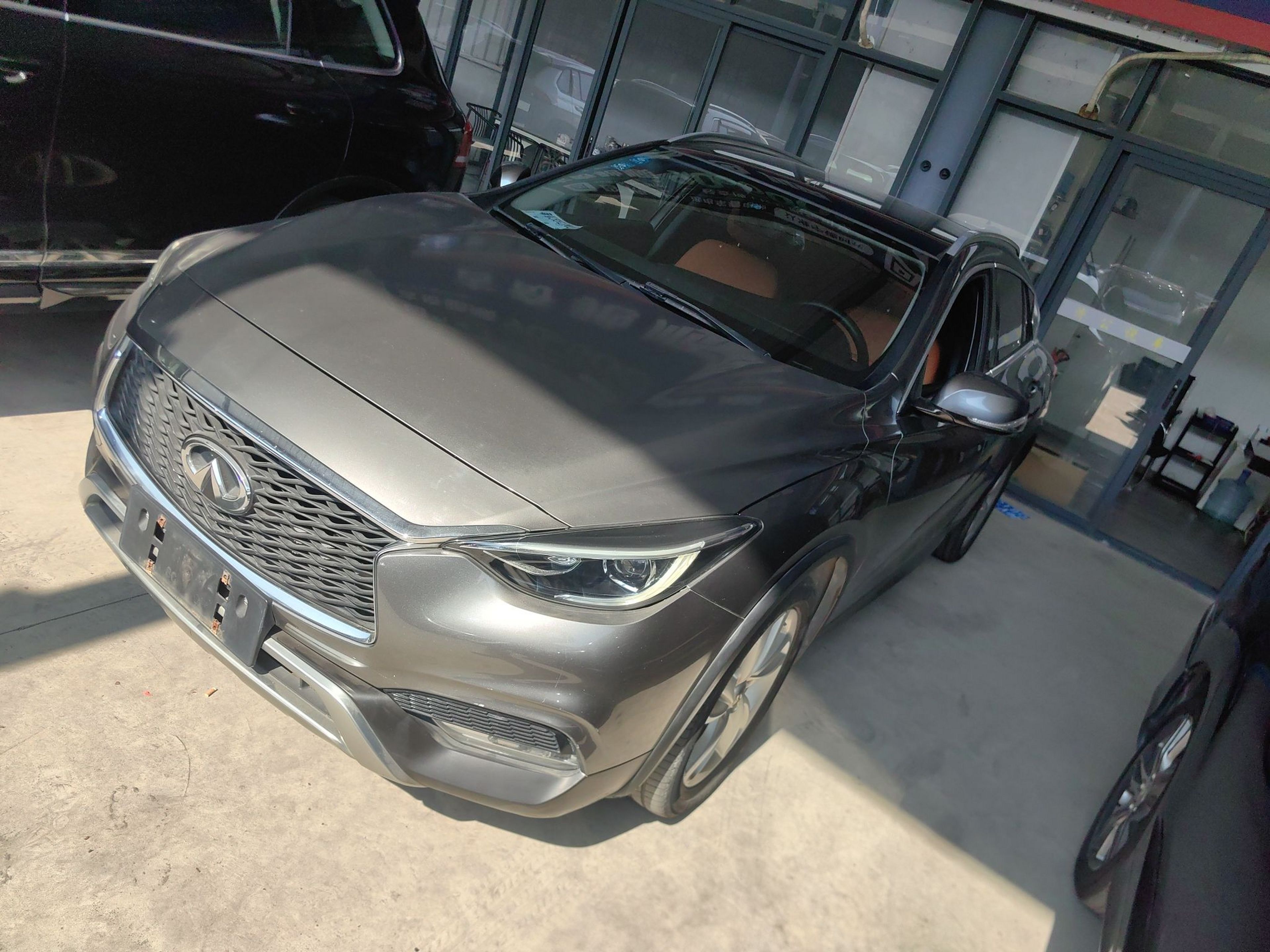 تحت مقدمة السيارة