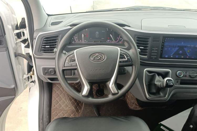 Used SAIC MAXUS Xintu V80 2023 2.0T Manual Classic Aoyuntong Short Wheelbase Mid-Roof 5/6-Seater
