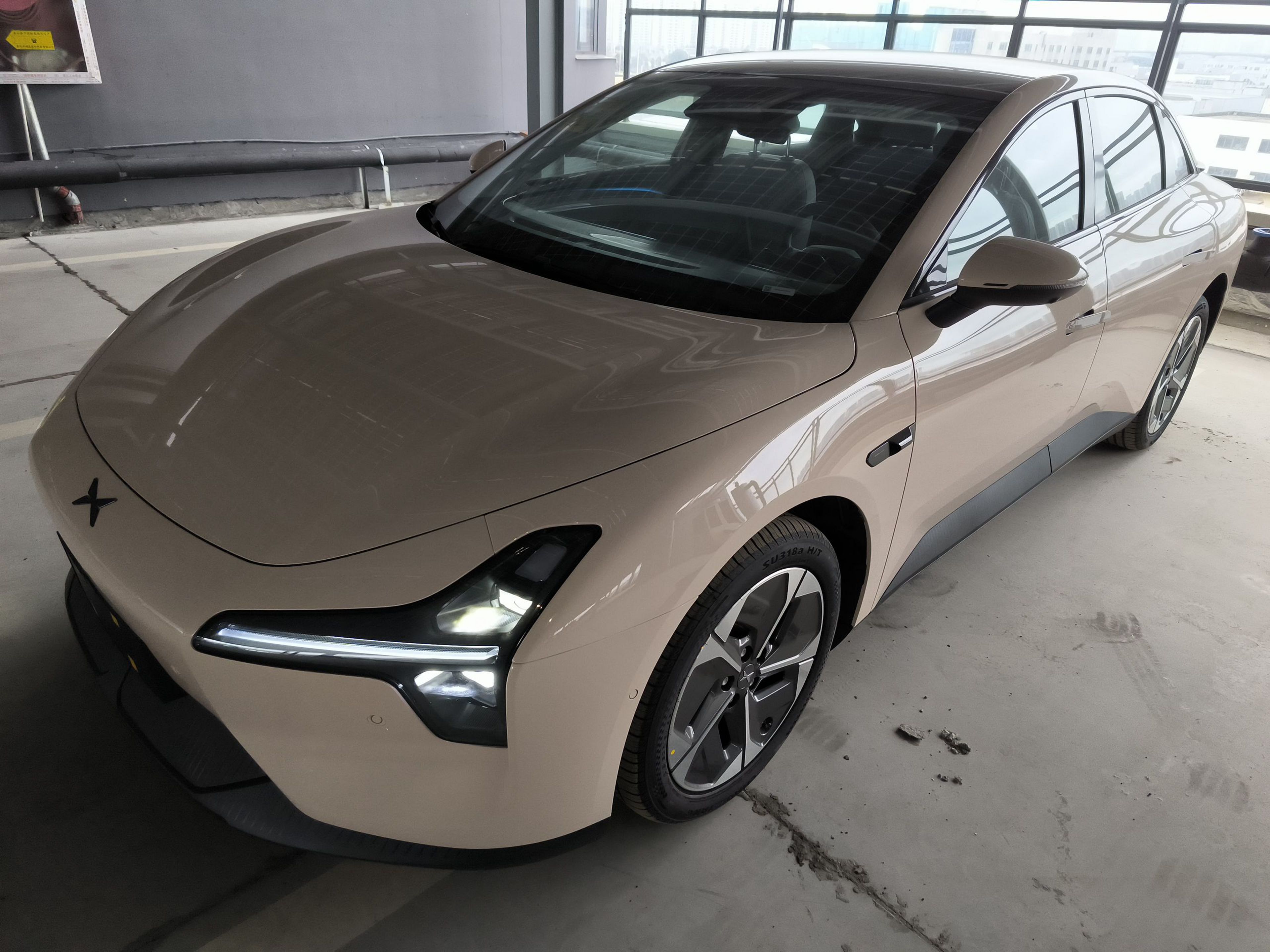 تحت مقدمة السيارة