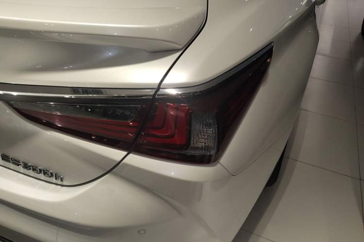 Used Lexus ES 2018 300h Premier Edition China VI Standard