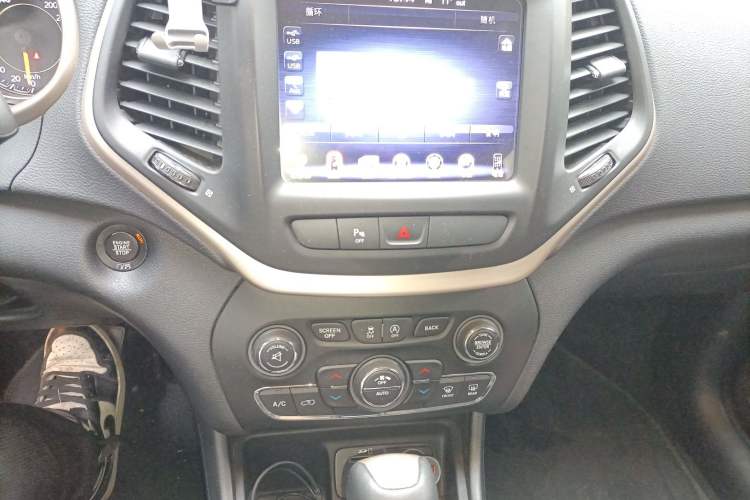 Used  Cherokee 2017 2.4L Leading Edition