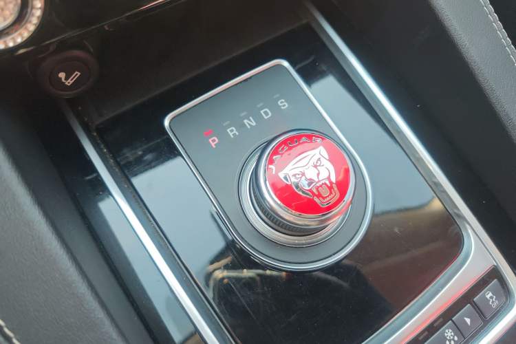 Used Jaguar F-PACE 2016 2.0T Two-Wheel-Drive R-Sport Sport Edition