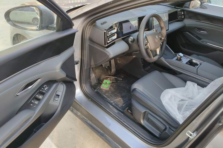 Used BYD Qin L 2025 DM-i Smart Drive 80KM Leading Model