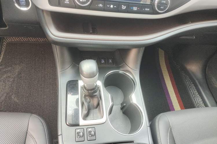 Used Toyota Highlander 2018 2.0T Four-Wheel Drive Luxury Edition 7 Seats China V Emission Standard
