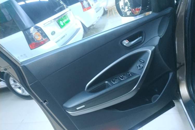 Used Hyundai Santa Fe 2013 2.4L Automatic Two-Wheel Drive Smart Version
