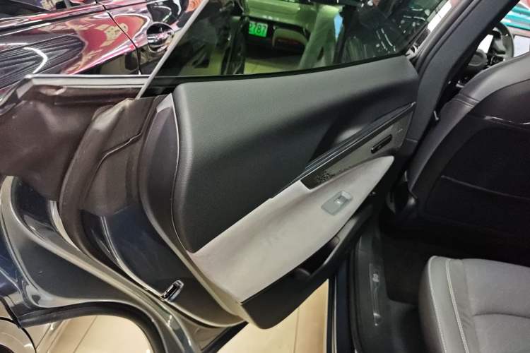 Used Lynk & Co 08 EM-P 2025 220 km All-Wheel-Drive Performance Halo
