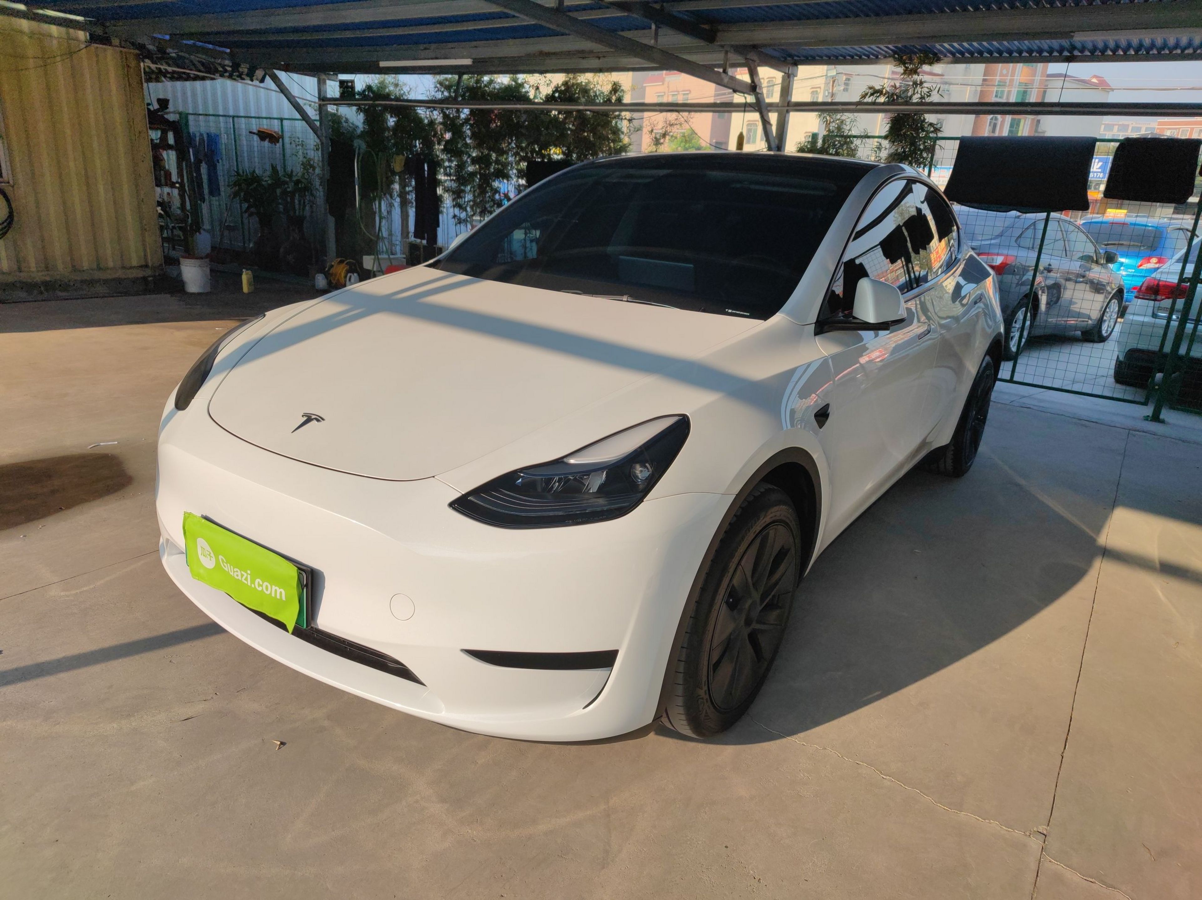 تحت مقدمة السيارة