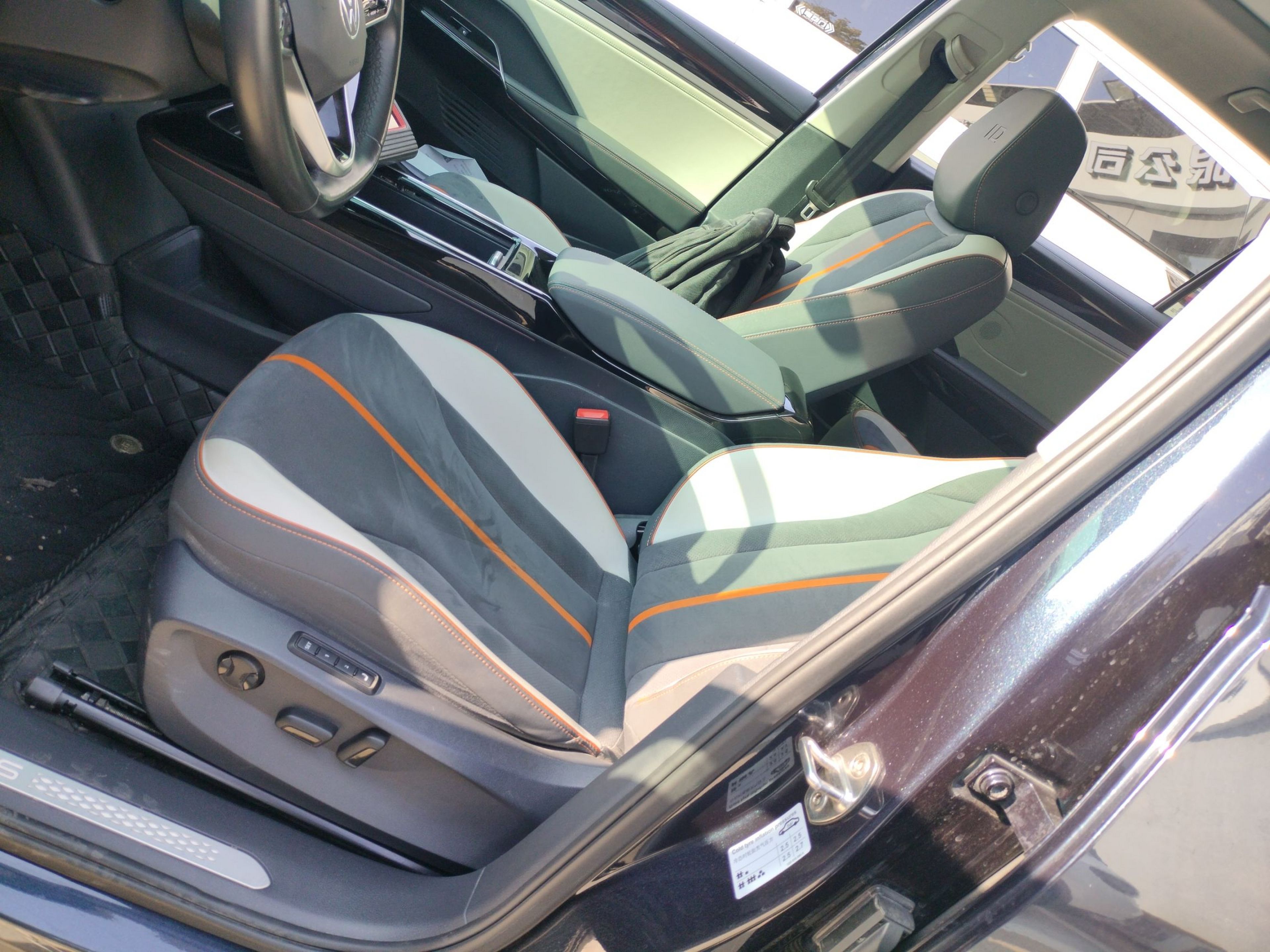 المقاعد الأمامية داخل السيارة