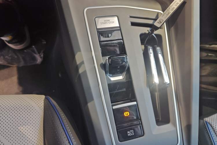 Used Volkswagen Golf 2025 Facelifted II 300TSI R-Line
