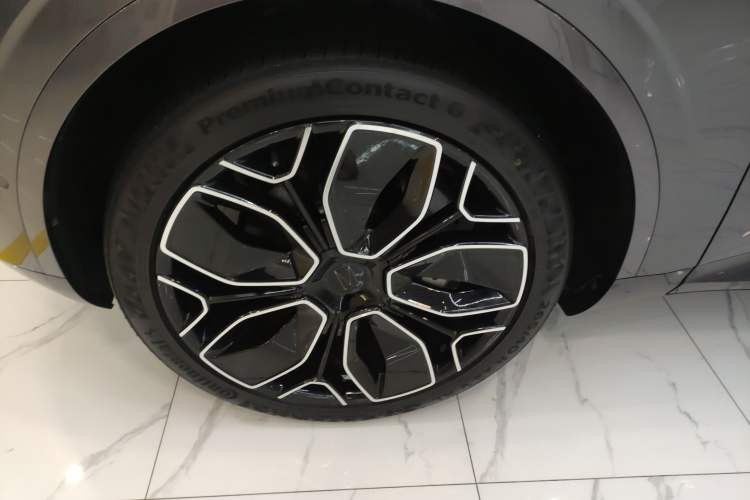 Used  11 2022 Ultra-Long Range Dual-Motor Luxury Edition 5 Seats
