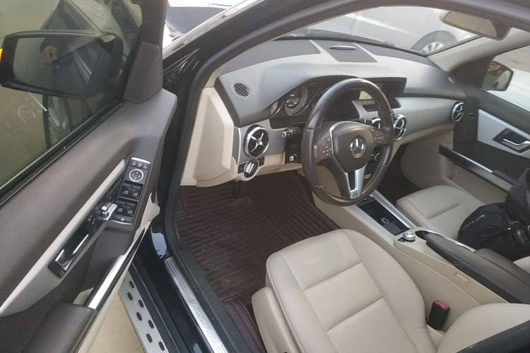 Used Mercedes-Benz GLK-Class 2013 GLK 300 4MATIC Dynamic Sunroof Model
