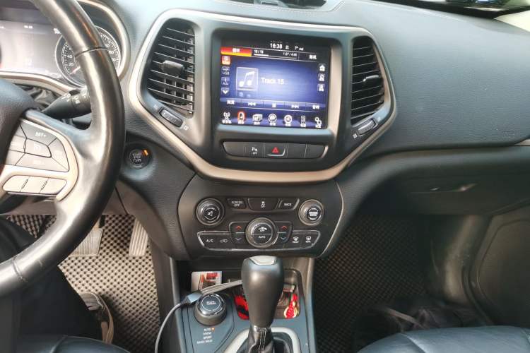 Used  Cherokee 2014 2.4L Luxury Edition
